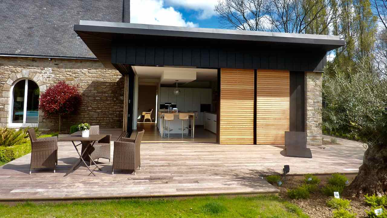 Extension d'une cuisine avec ouverture absolument totale sur le jardin avec baies coulissantes à galandage d'angle