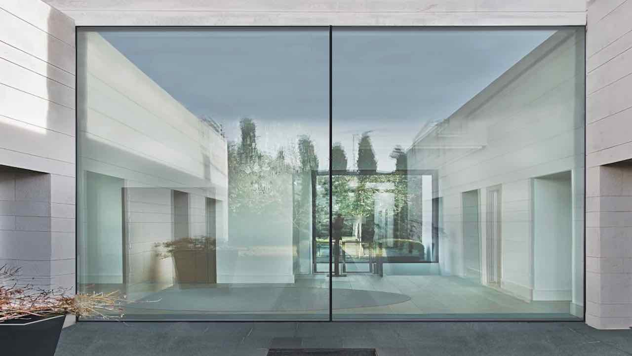 Grande baie minimaliste avec les profils encastrés dans le mur.