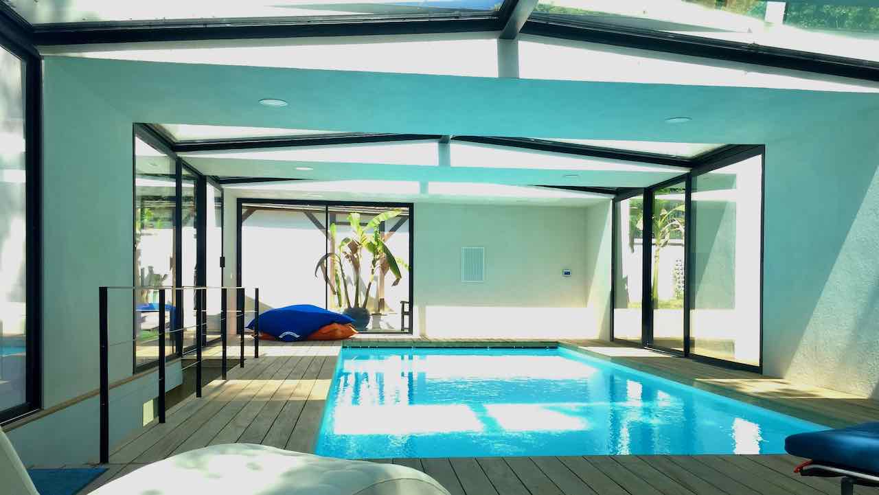 Grande verriere-minimaliste-aluminium-pour-piscine-couverte