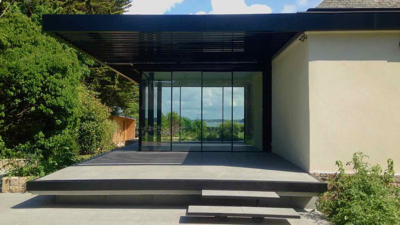 Extension chateau-Bretagne-murs-de-verre-baies-en-angle-architecture-contemporaine
