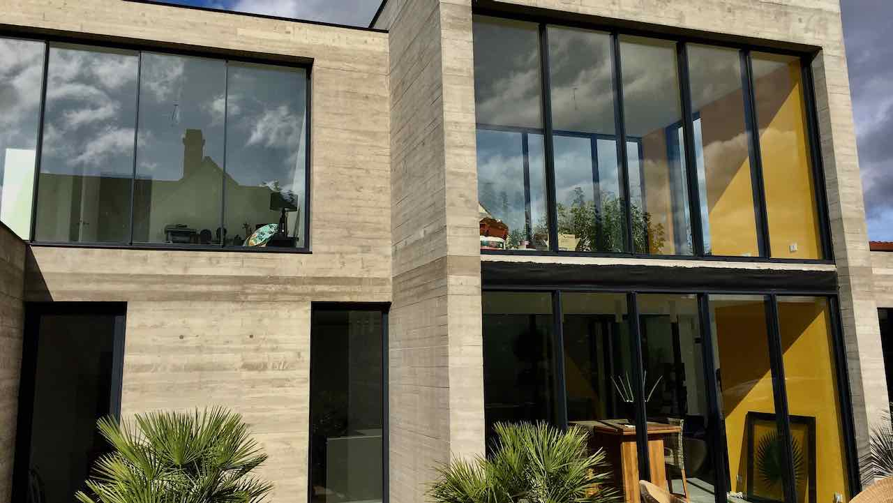 Maison contemporaine-avec-baies-de-tres-grande-hauteur-menuiserie-contemporaine