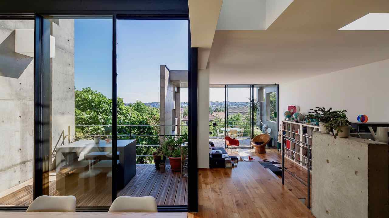 Maison contemporaine-avec-menuiserie-minimaliste-fenetres-de-grandes-dimensions-aluminium-cortizo