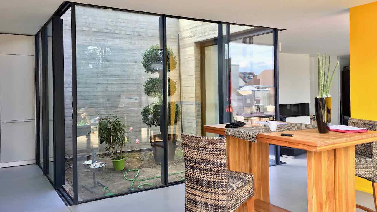 Patio interieur-completement-en-verre-murs-de-verre-en-angle-menuiserie-minimaliste-1