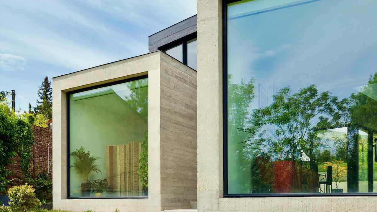 Gros plan sur fenêtre fixe de très grandes dimension d'une maison d'achitecte