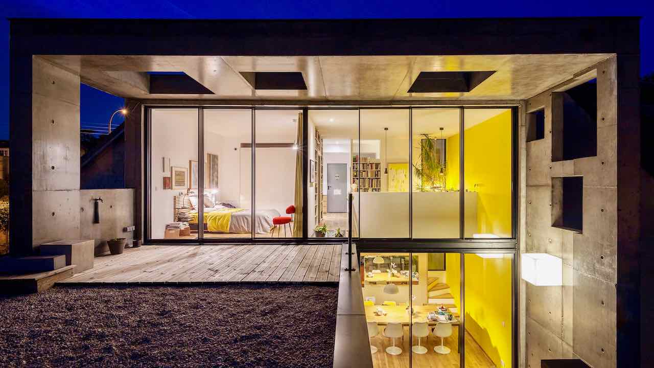 Villa contemporaine en béton avec façade totalement en vitrage minimaliste pour un effet absolument transparent