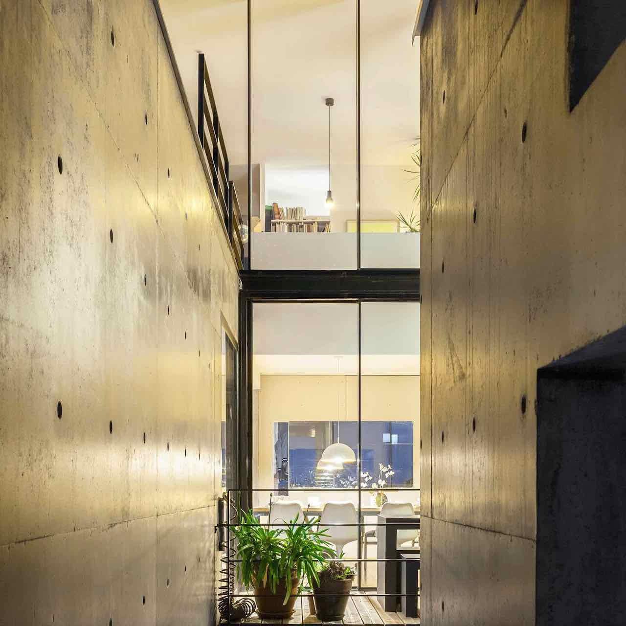 VIlla bétonnée avec grandes baies minimalistes 