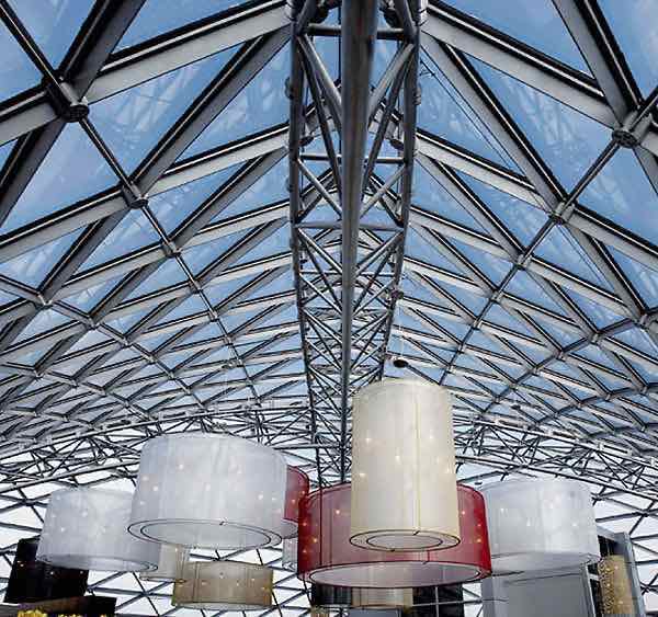 Très grande verrière avec lustres suspendus.