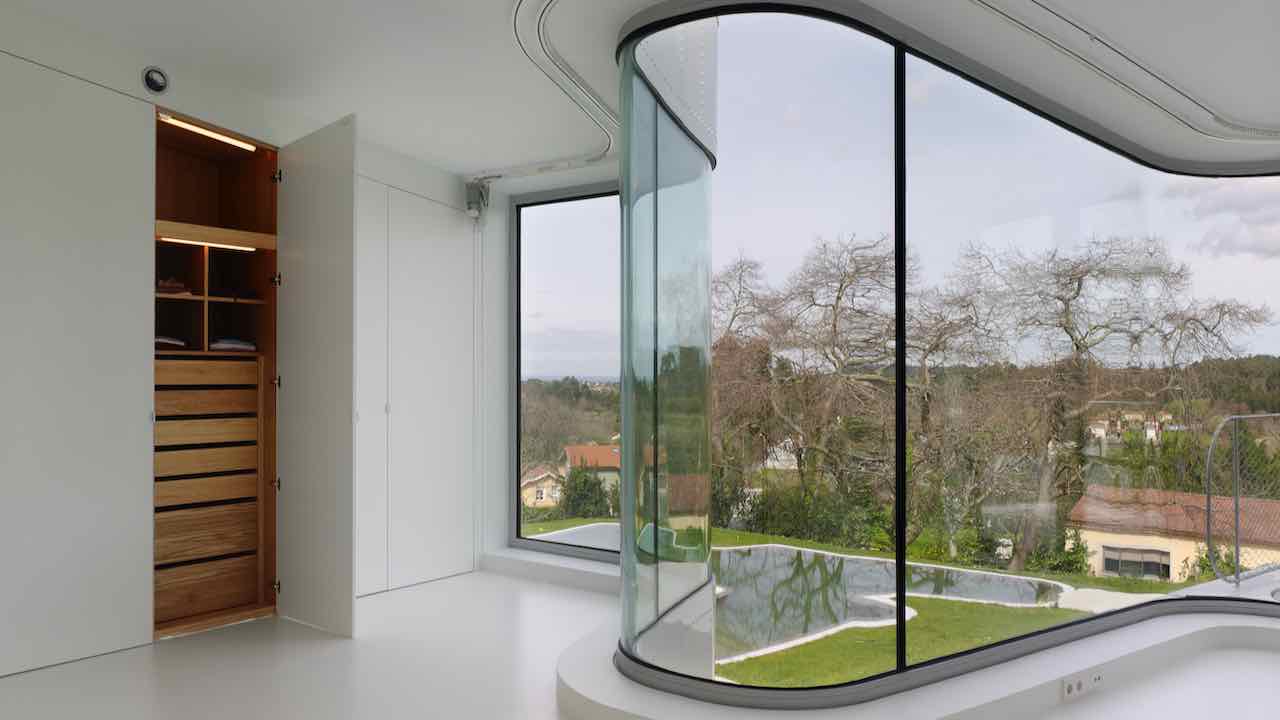 Cortizo villa contemporaine avec grande baie vitré en verre bombé