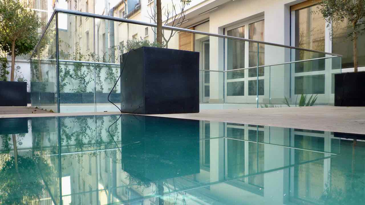 Extension chateau-Bretagne-murs-de-verre-baies-en-angle-architecture-contemporaine