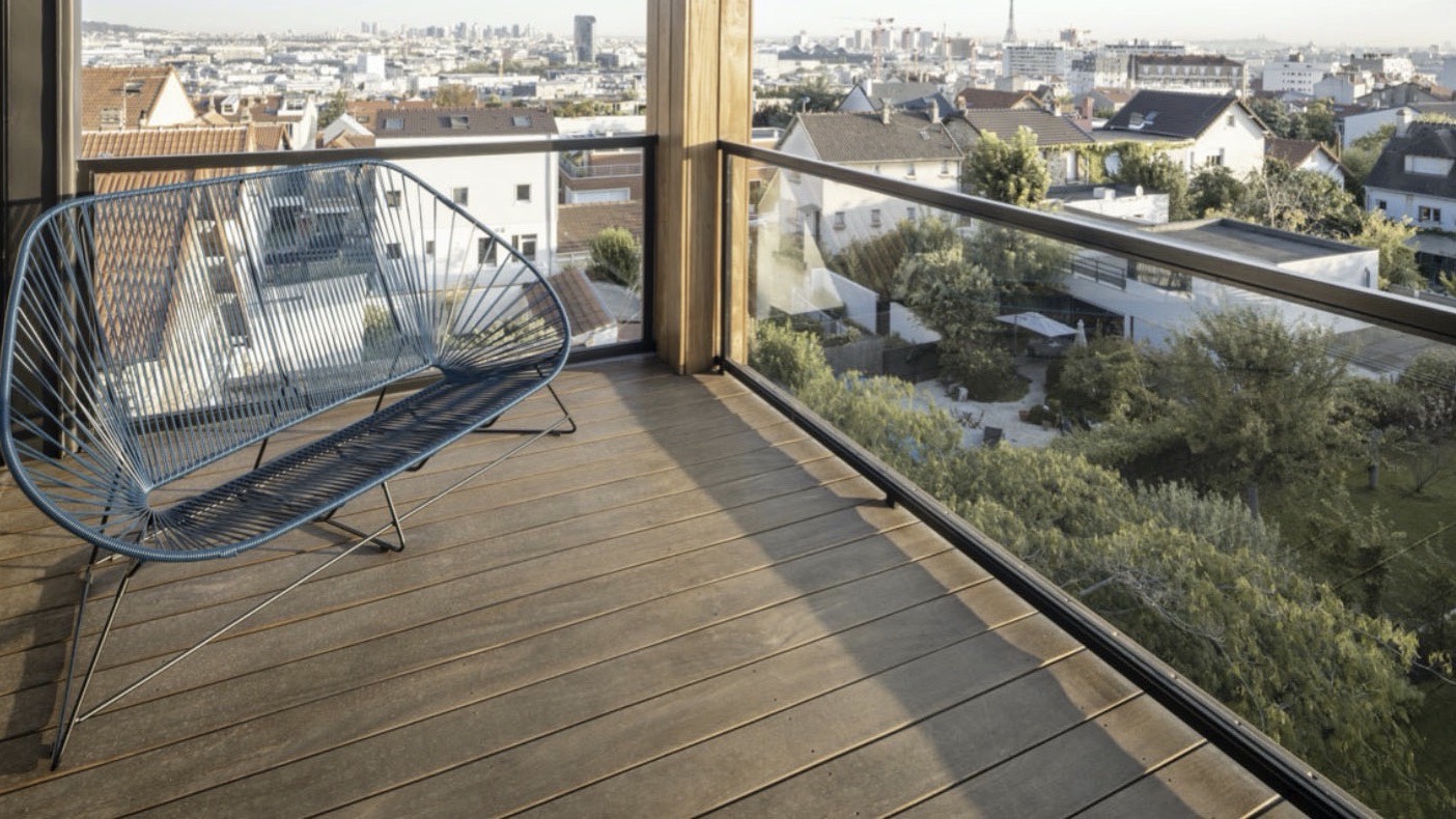 Balcon avec garde-corps en verre avec vue sur Paris