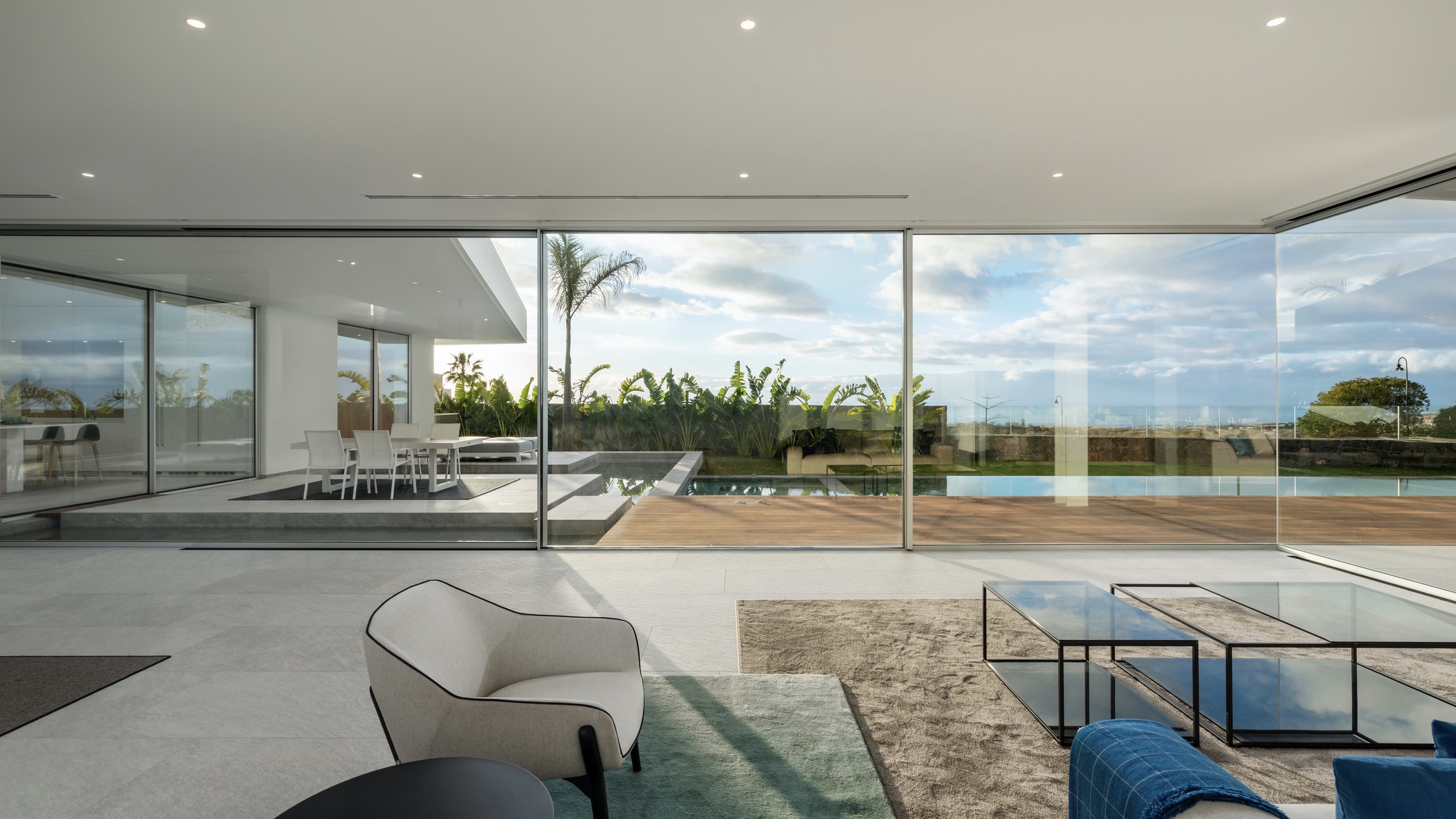 Villa moderne avec baie minimaliste cortizo cor-vision plus