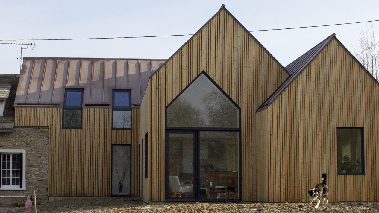 Maison avec façade en bois porte vitrée et fenêtres fixes