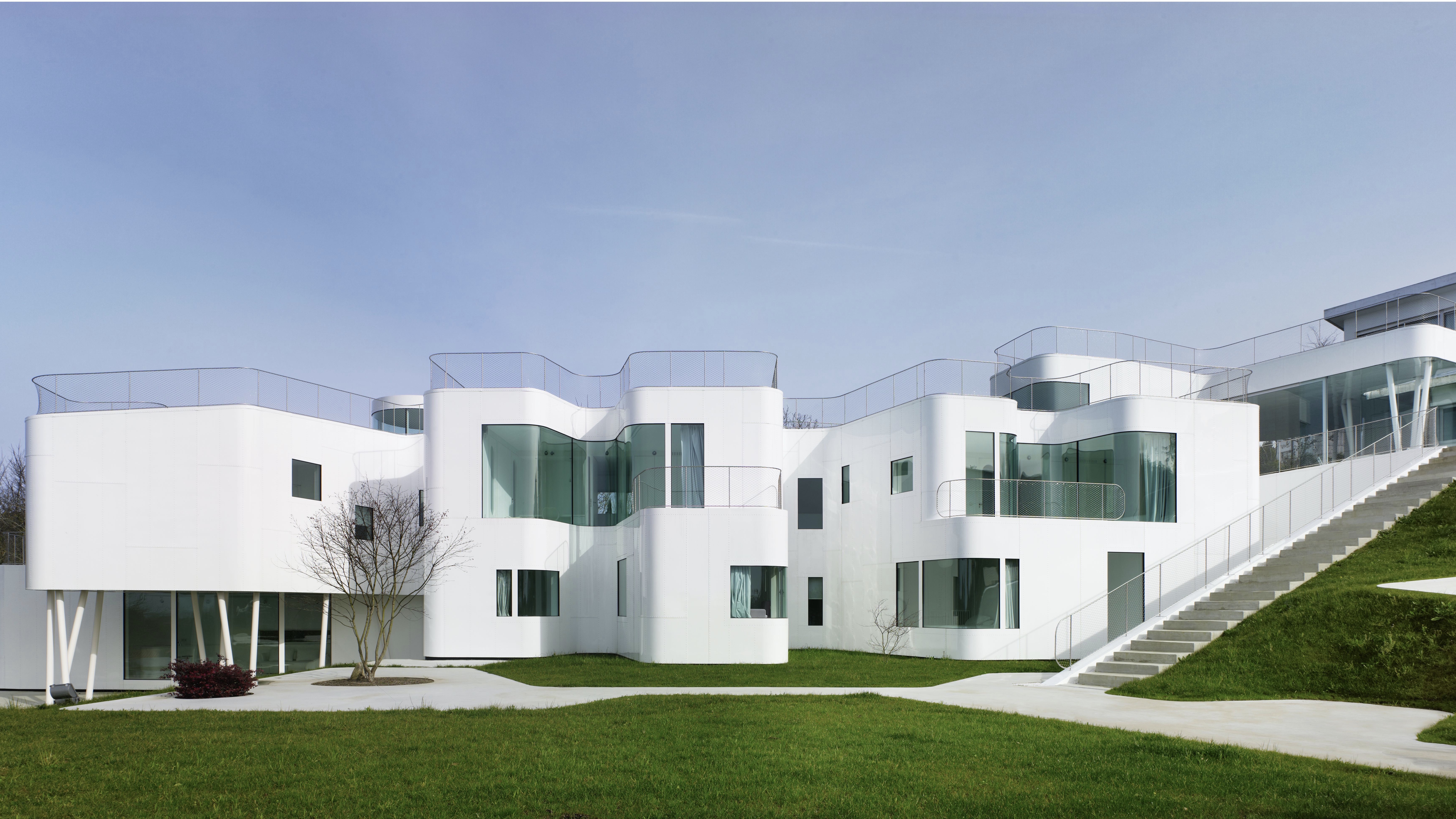 GRande villa moderne avec verre bombé