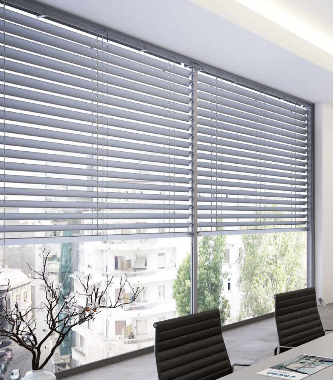 Grande baie coulissante avec brise soleil Solomatic II