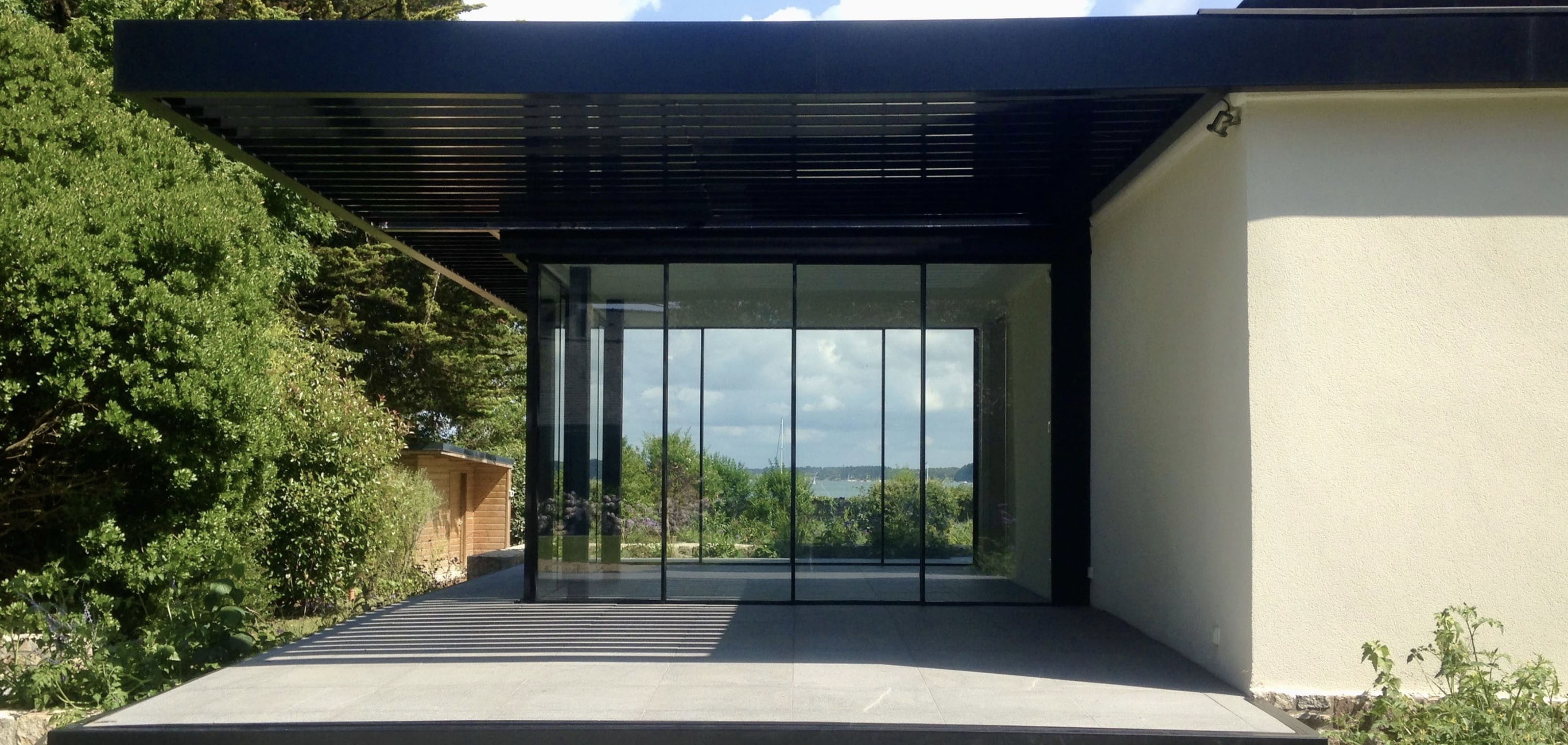 Extension d'un chateau en Bretagne, avec grandes fenêtres coulissantes en angle