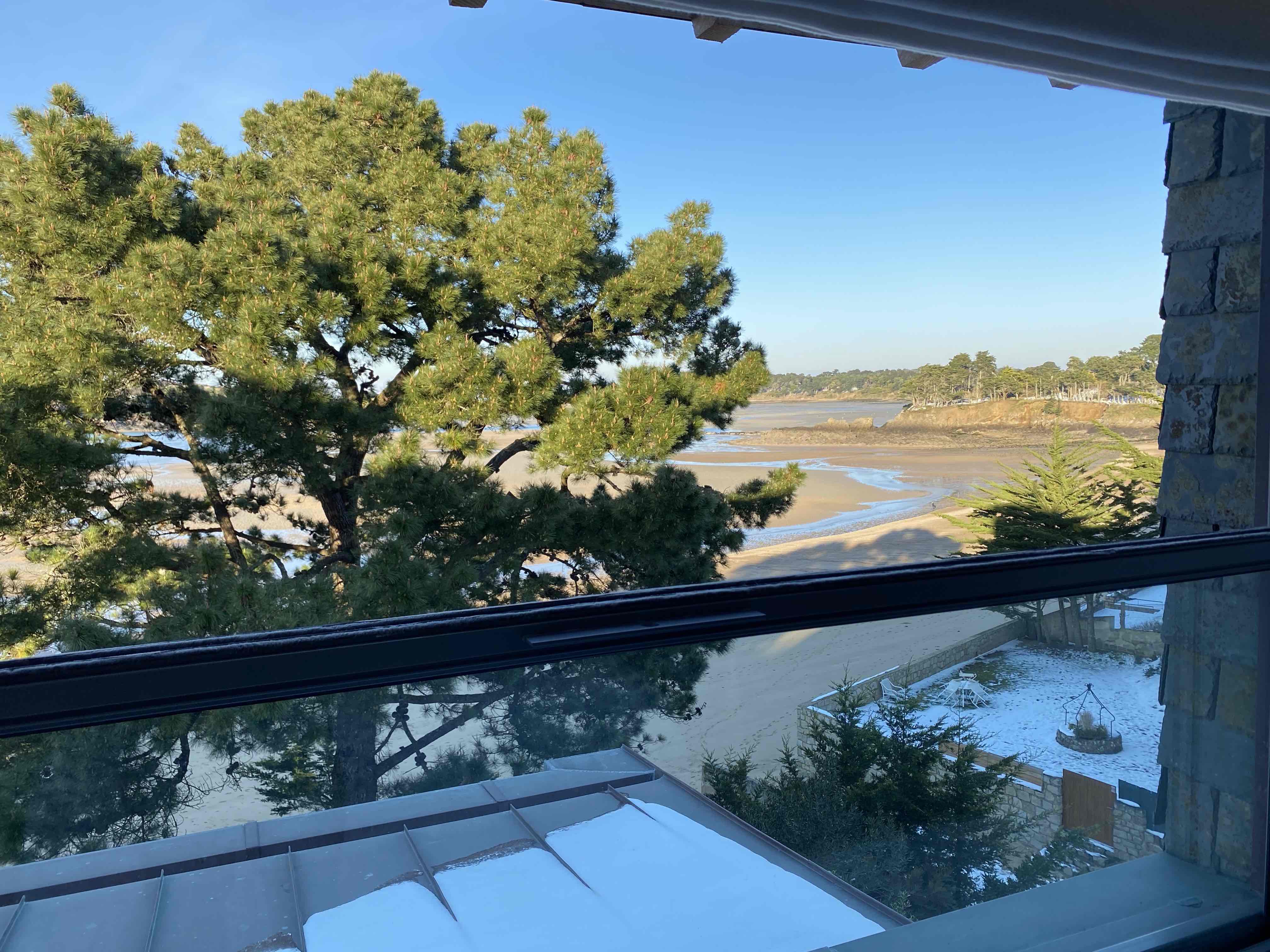 fenêtre guillotine dasn chambre avec vue sur mer