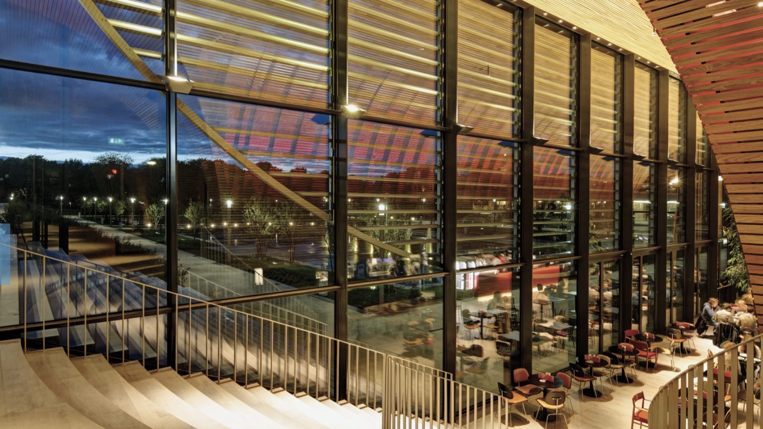 GRand mur-rideau de verre