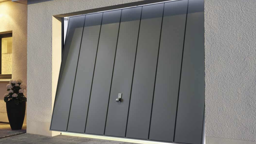 Porte de garage grise basculante