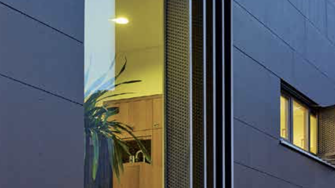 Façade de maison avec volets ouverts